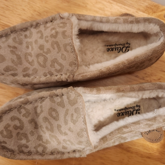 Deluxe by Dearfoam Girls Size 4 Slippers - Picture 2 of 4